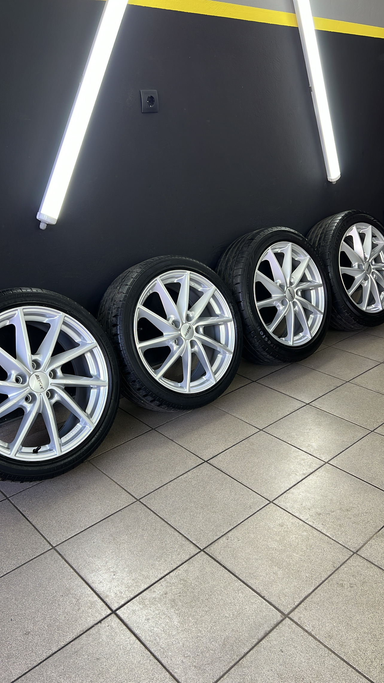 Red profesionalno očišćenih točkova sa sjajnim felgama