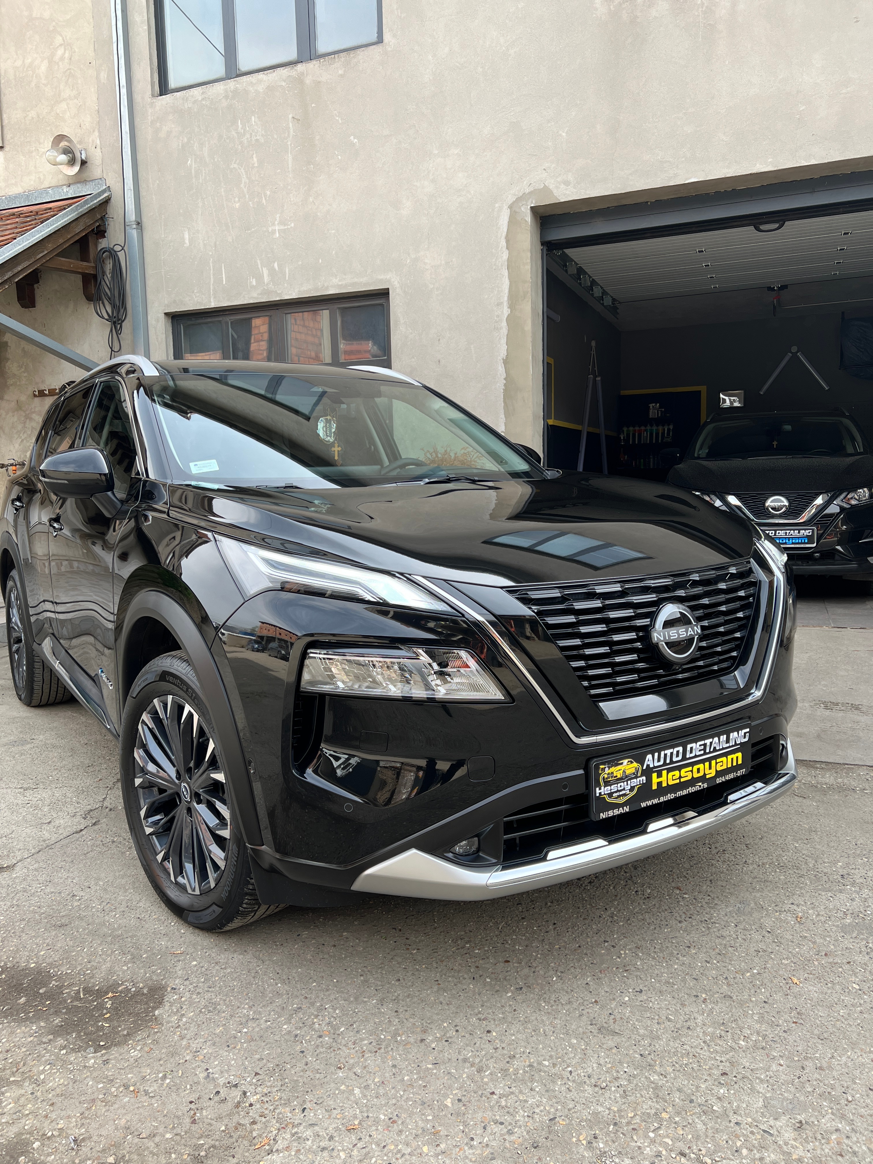 Crni Nissan Patrol SUV ispred detailing studija