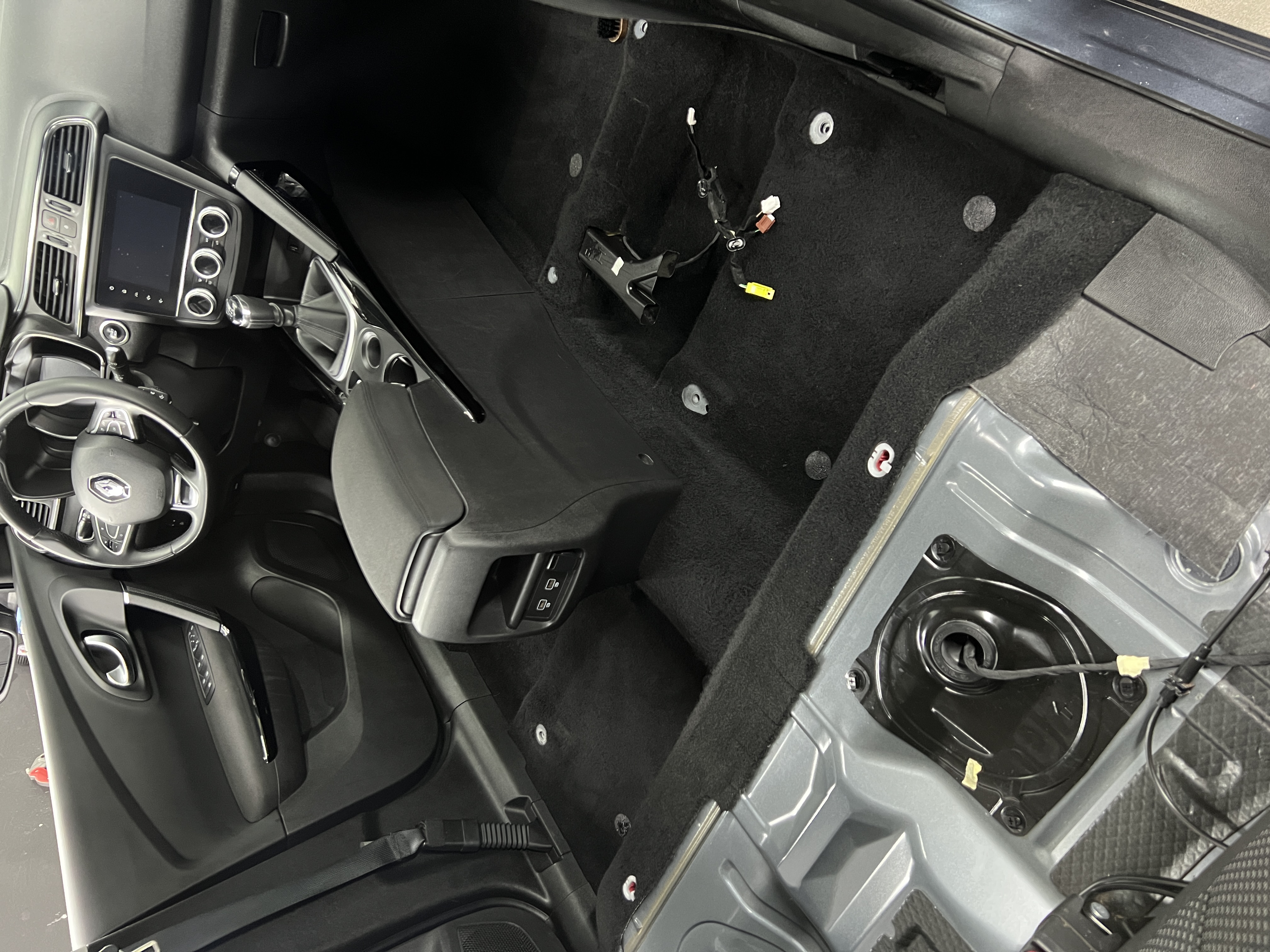 Dubinsko čišćenje enterijera Renault vozila sa uklonjenim sedištima